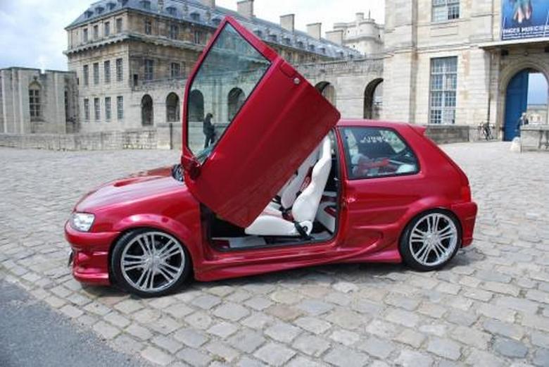 Kapılı Yukarı Açılır Bir Peugeot 106 GTI